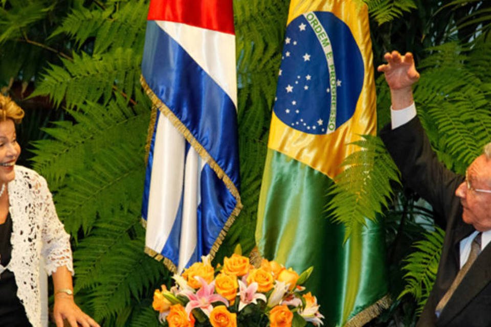 Dilma agradece Raúl Castro por apoio ao Mais Médicos