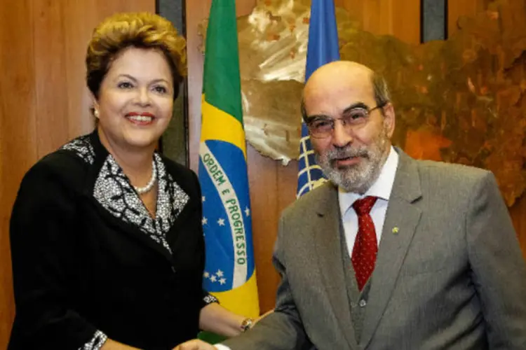 A presidente Dilma Rousseff cumprimenta José Graziano durante visita à sede da Organização das Nações Unidas para Alimentação e Agricultura (Roberto Stuckert Filho/PR)