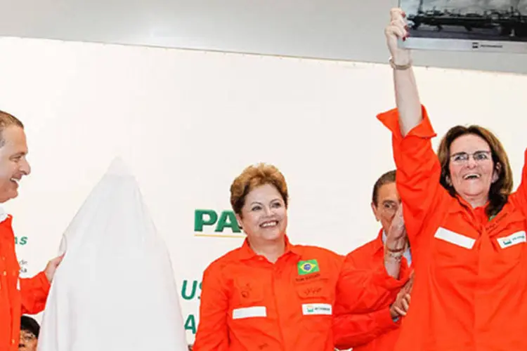 
	Campos, Dilma e Foster em cerim&ocirc;nia de Conclus&atilde;o da P-62: &quot;O Brasil vai precisar de muita plataforma daqui pra frente. A gente tem de pensar grande, do tamanho do Brasil&quot;, disse Dilma
 (Roberto Stuckert Filho/PR)