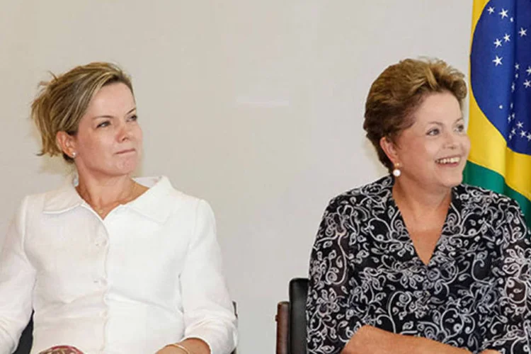 
	A ministra Gleisi Hoffmann e Dilma Rousseff: &quot;eles s&atilde;o todos muito importantes para que a gente eleve a competitividade da economia brasileira&quot;, disse a presidente (Roberto Stuckert Filho/PR)