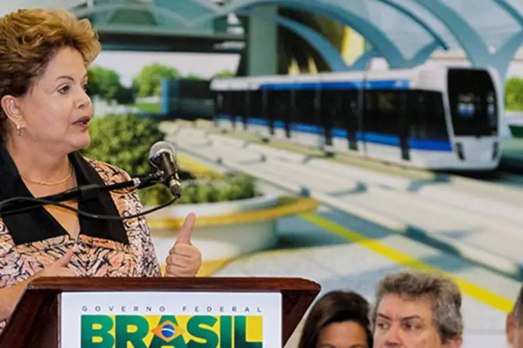 
	Dilma durante cerim&ocirc;nia de an&uacute;ncio de investimentos do PAC Mobilidade Urbana: a presidente salientou que o governo federal est&aacute; investindo R$ 143 bilh&otilde;es em mobilidade urbana
 (Roberto Stuckert Filho/PR)