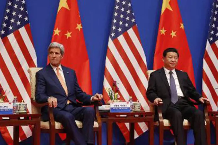 O secretário de Estado americano, John Kerry e o presidente chinês, Xi Jinping, reúnem-se em Pequim (©afp.com / JIM BOURG)