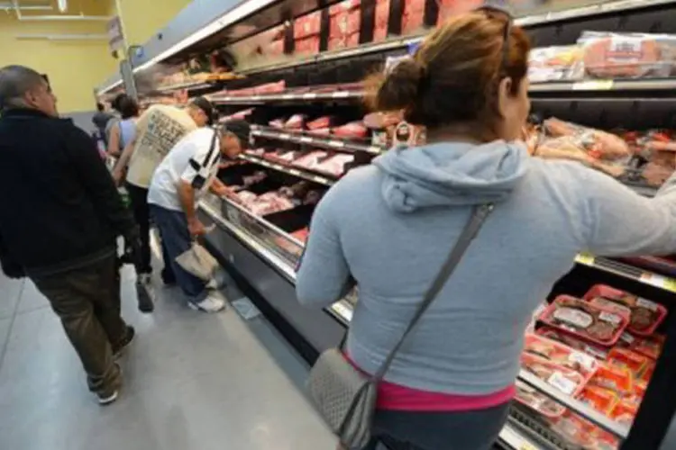 
	Pessoas fazem comprar em Panorama City, na Calif&oacute;rnia, em 28 de setembro
 (Robyn Beck/AFP)
