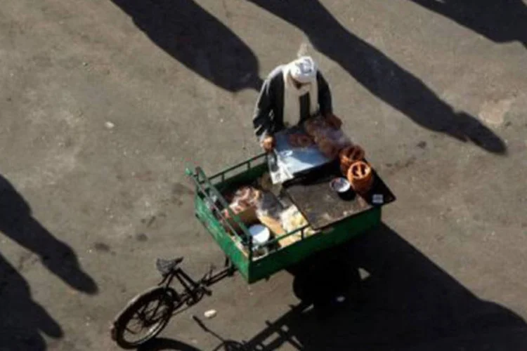 
	Vendedor ambulante na pra&ccedil;a Tahrir, no Cairo: a isen&ccedil;&atilde;o da d&iacute;vida havia sido prometida em maio de 2011 por Obama
 (Mahmud Hams/AFP)