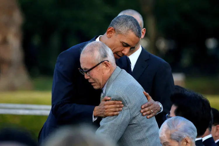 O presidente dos Estados Unidos, Barack Obama, abraça sobrevivente da bomba atômica em Hiroshima (Carlos Barra/Reuters)