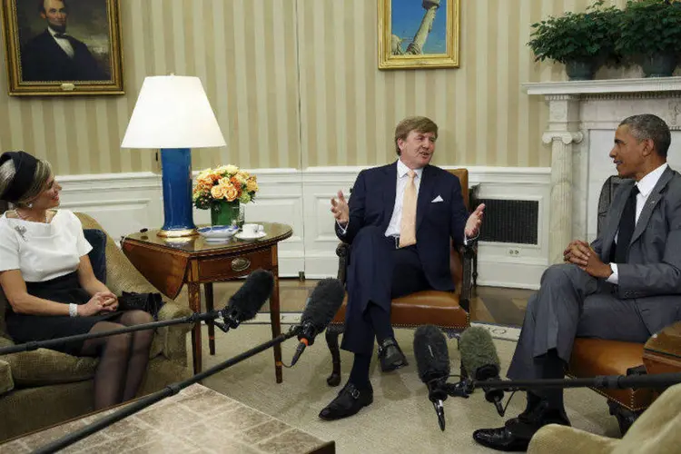 O presidente dos EUA, Barack Obama (D), com os reis Willem-Alexander e Máxima, da Holanda (Kevin Lamarque/Reuters)