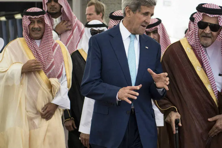 
	Secret&aacute;rio de Estado dos EUA, John Kerry, com o chanceler saudita, Al Faisal
 (Brendan Smialowski/Reuters)