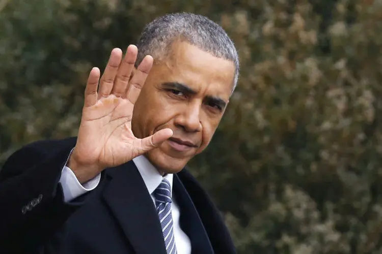 Presidente dos Estados Unidos, Barack Obama, acena enquanto caminha para o helicóptero presidencial na Casa Branca (/Larry Downing/Reuters)