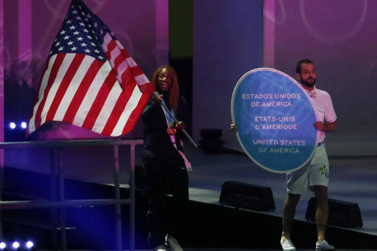 Lutadora Claressa Shields carrega bandeira dos EUA em encerramento do Pan (Geoff Burke-USA TODAY Sports)