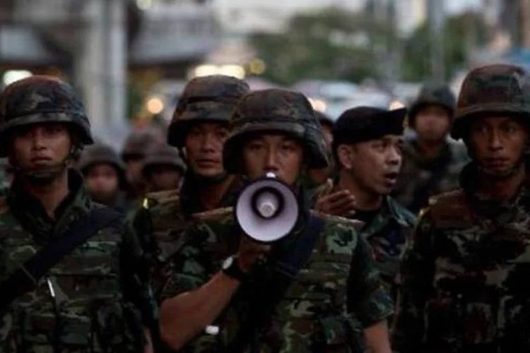 
	Soldados do ex&eacute;rcito tailand&ecirc;s fazem seguran&ccedil;a em protesto: por lei nacional, governo dos EUA &eacute; obrigado a suspender assist&ecirc;ncia a militares de outros pa&iacute;ses que derrubem governos eleitos
 (AFP)