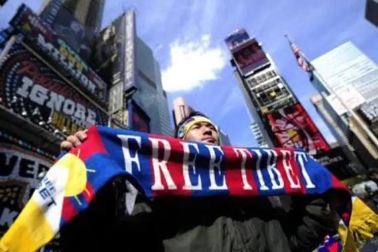 Militantes tibetanos lembram na Times Square, New York, a revolta contra a China de 10 de março de 1959 em Lhassa (AFP)