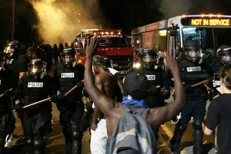 
	Protesto: a viol&ecirc;ncia voltou a explodir na quarta-feira, pela segunda noite consecutiva
 (Adam Rhew/Charlotte Magazine/Reuters)