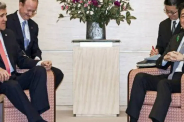 O secretário de Estado americano, John Kerry, encontra o primeiro-ministro do Japão, Shinzo Abe (AFP)