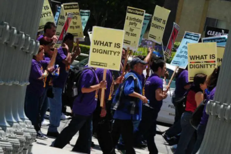 Trabalhadores protestam contra os baixos salários em Los Angeles, nos Estados Unidos (AFP / Mark Ralston)