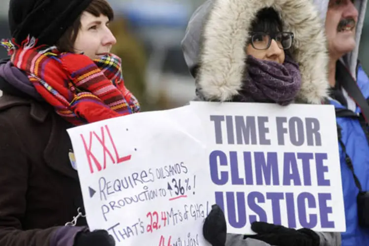 
	Manifestantes contra a Keystone XL: rganizadores do evento, chamado &quot;Avante pelo Clima&quot;, estimaram que 35 mil pessoas de 30 Estados compareceram ao protesto, num dia de muito frio e mau tempo
 (Dan Riedlhuber/Reuters)