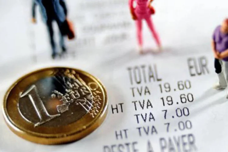 
	Euro, nota fiscal e bonecos: o Tesouro italiano emitiu 2,718 bilh&otilde;es de euros em t&iacute;tulos a cinco anos com juros de 4,09%
 (Philippe Huguen)