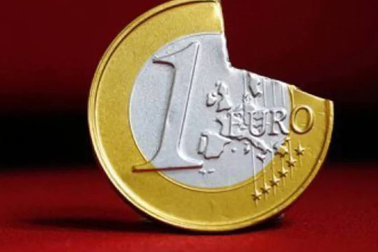 Moeda de euro quebrada: a agência rebaixou em dois graus a nota italiana, de A3 a Baa2, e manteve a perspectiva negativa
 (Thomas Coex/AFP)