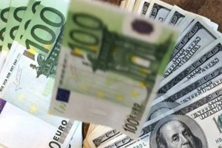 Euro e dólar: às 7:07 (horário de Brasília), o euro avançava 1,31 por cento, a 1,0866 dólar, contra fechamento na sexta-feira de 1,0837 dólar (Thomas Coex/AFP)