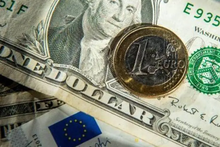 Euro atingiu nesta terça-feira a menor cotação em 12 anos em comparação com o dólar (Philippe Huguen/AFP)