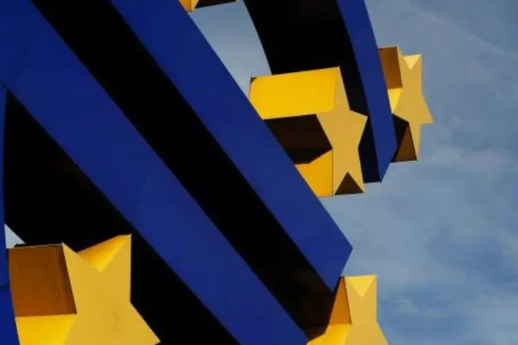 
	Escultura em homenagem ao Euro na frente do BCE: o saldo com a UE, principal parceiro comercial da Espanha, teve um super&aacute;vit de 5,5 bilh&otilde;es de euros&nbsp;
 (Alex Domanski/Reuters)
