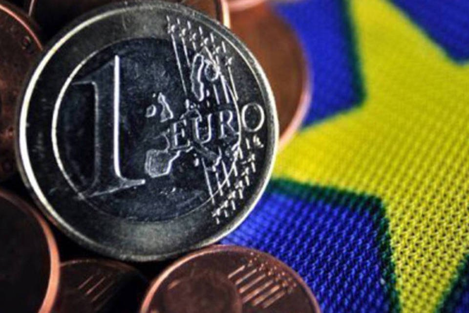 Euro recua com demora para liberar recursos à Grécia