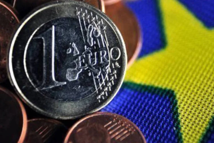 
	Moeda de euro: o Banco Central alem&atilde;o pretendia captar cinco bilh&otilde;es de euros com t&iacute;tulos a 10 anos, mas s&oacute; conseguiu arrecadar 3,93 bilh&otilde;es
 (Philippe Huguen/AFP)