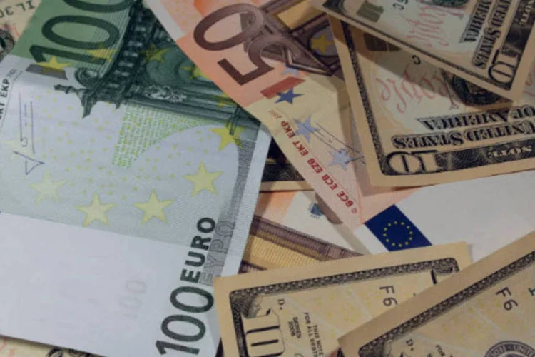 
	&Agrave;s 9h23 (de Bras&iacute;lia), o euro era negociado a US$ 1,3119, ante US$ 1,3070 no fim da tarde de ontem em Nova York, mas ca&iacute;a ligeiramente para 130,44 ienes, de 130,45 ienes
 (Marcos Santos/USP Imagens)
