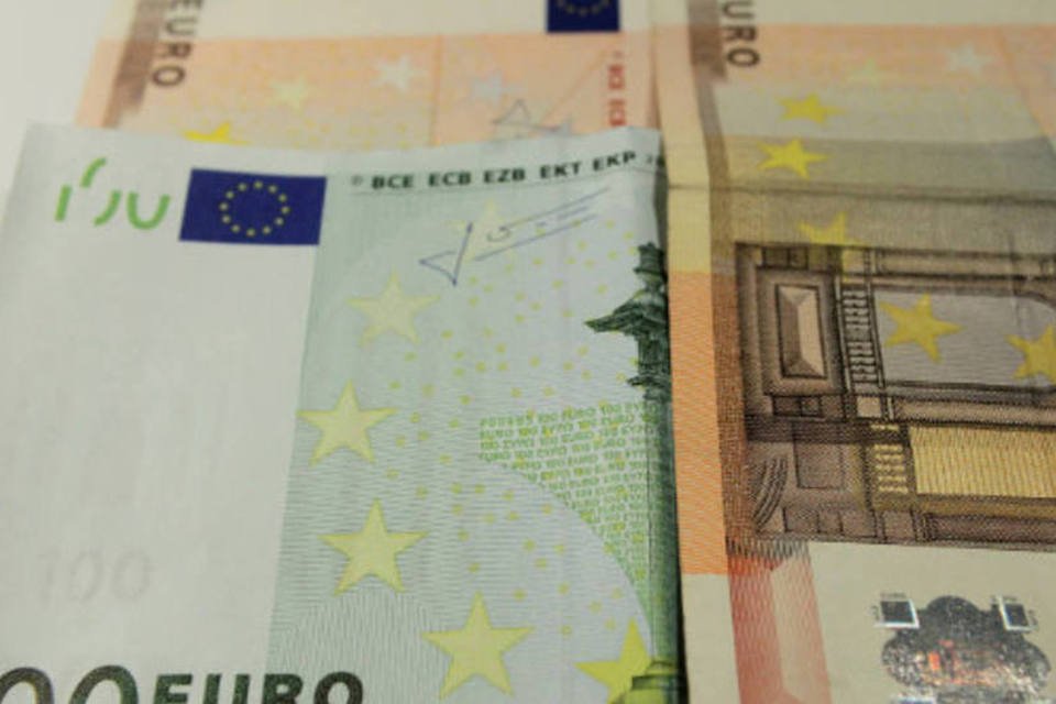 Euro recua após dados negativos da indústria europeia