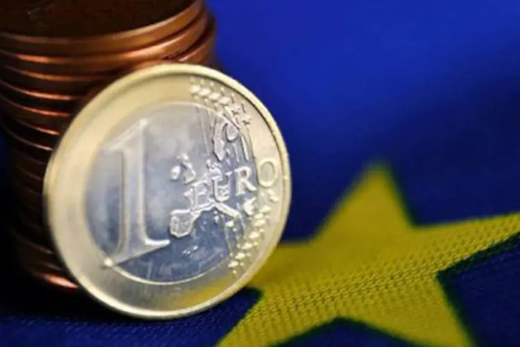 
	Moedas de euro sobre bandeira da Uni&atilde;o Europeia: o com&eacute;rcio bilateral entre a UE e Am&eacute;rica Central em 2010 foi de 12 bilh&otilde;es de euros
 (Philippe Huguen/AFP)