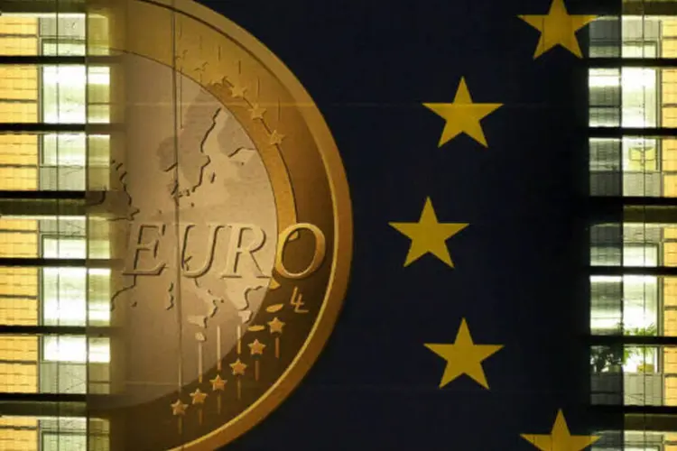 
	S&iacute;mbolo do euro no pr&eacute;dio da Uni&atilde;o Europeia em Bruxelas: medida&nbsp;entrar&aacute; em vigor em 1&ordm; de janeiro de 2016
 (Jock Fistick/Bloomberg)