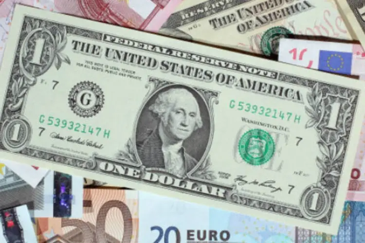 
	C&acirc;mbio: &agrave;s 9h52, o euro subia a US$ 1,3021, de US$ 1,2967 no fim da tarde de quarta-feira (07)
 (Getty Images/Getty Images)