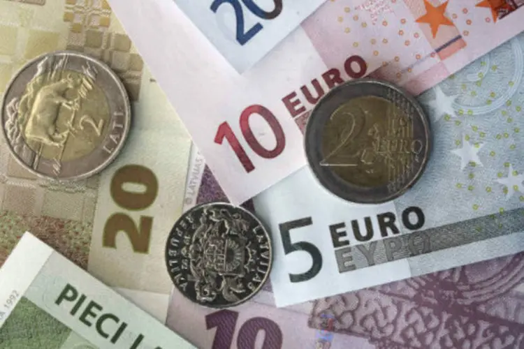 
	Moedas e notas de Euro: d&eacute;ficit acumulado nos primeiros oito meses do ano soma cerca de 60 bilh&otilde;es de euros
 (REUTERS/Ints Kalnins)