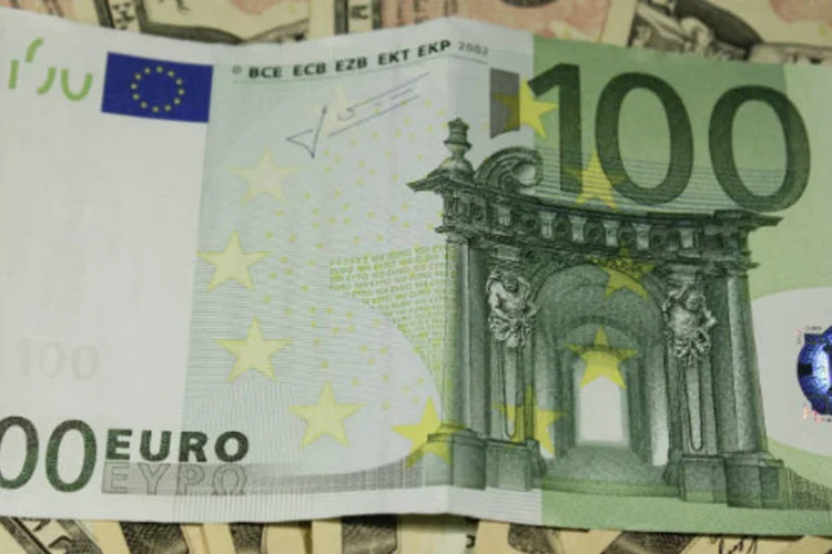 
	Nota de Euro sobre notas de D&oacute;lar
 (Marcos Santos/USP Imagens)