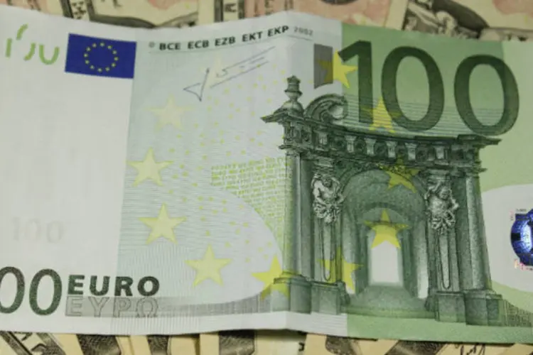 
	Nota de euro sobre notas de d&oacute;lar
 (Marcos Santos/USP Imagens)