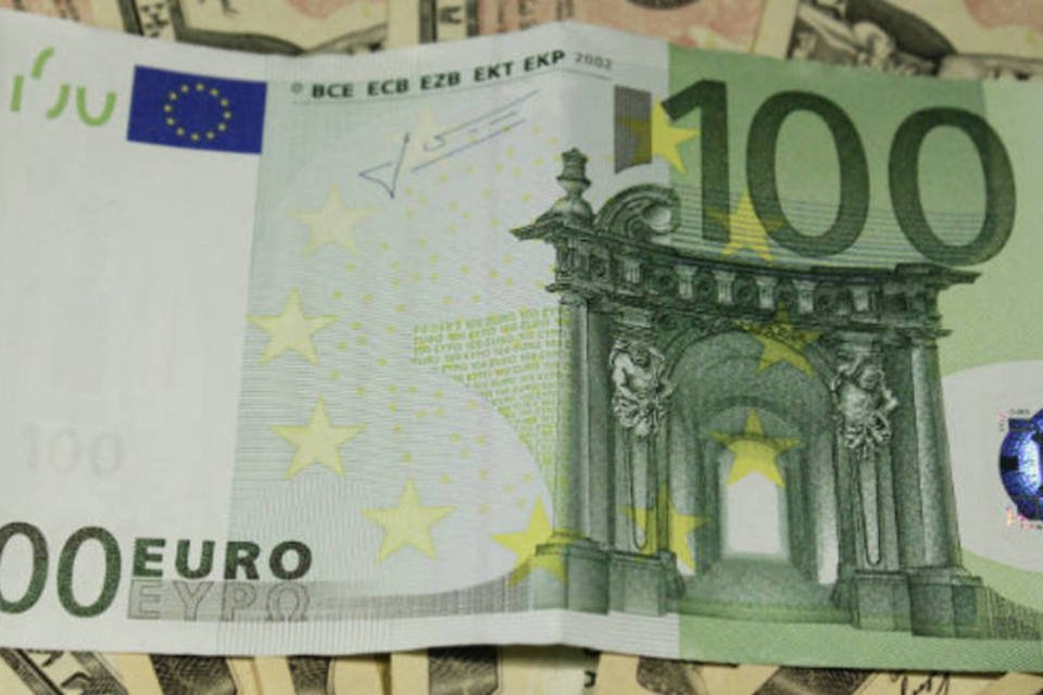 Euro cai com enfraquecimento da economia da região