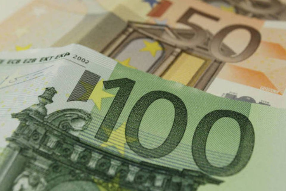 Euro sobe puxado por indicador positivo da zona do euro