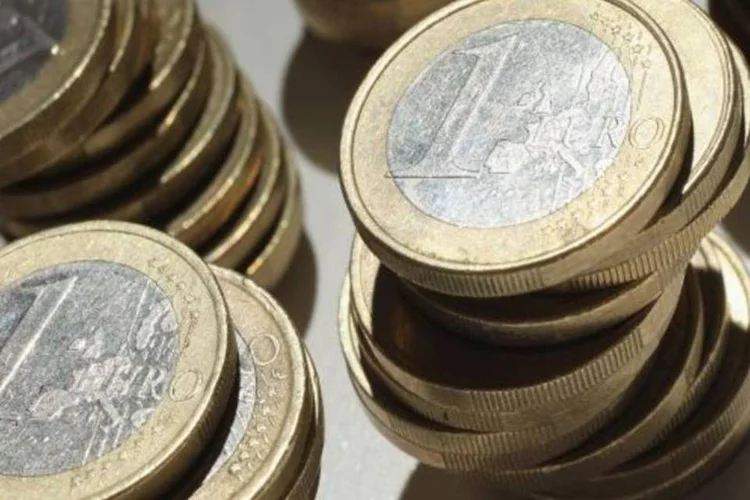 
	Moedas de euro: PMI subiu para 54,4 em janeiro, maior n&iacute;vel desde junho de 2011, ante 50,3 no m&ecirc;s anterior.
 (Getty Images)