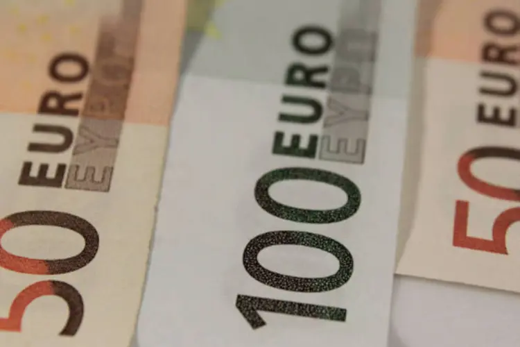 
	&Agrave;s 10h56 (de Bras&iacute;lia), o euro subia para US$ 1,3658, de US$ 1,3590 no fim da tarde de quinta-feira (31/01)
 (Marcos Santos/USP Imagens)