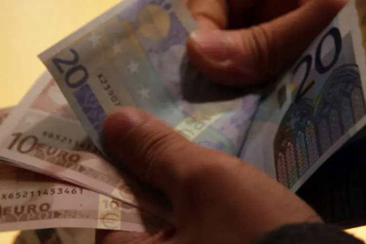 
	Homem conta notas de Euro: no fim da tarde em Nova York, o euro subia para US$ 1,3305, de US$ 1,3258 no fim da tarde da v&eacute;spera
 (Tomohiro Ohsumi/Bloomberg)