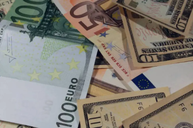 
	Por volta das 11h50 (de Bras&iacute;lia), o euro era negociado a US$ 1,3273, de US$ 1,3304 no fim da tarde de ontem
 (Marcos Santos/USP Imagens)