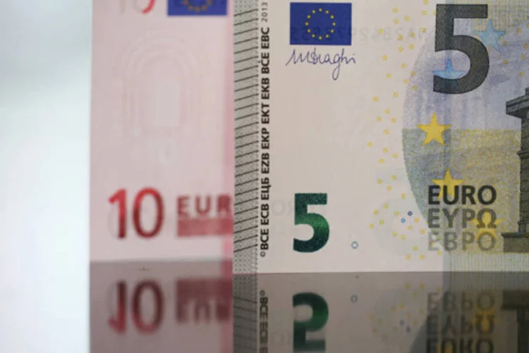 Em 14 dos 29 mercados europeus pesquisados, a confiança dos consumidores diminuiu, refletindo os cortes nos gastos públicos, a elevação dos impostos e o desemprego alto (Bloomberg)