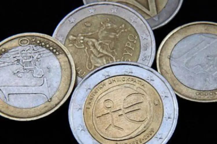 
	Moedas de euro: segundo o Minist&eacute;rio da Economia, a medida ajudar&aacute; o Tesouro a enfrentar 2013
 (Louisa Gouliamaki/AFP)