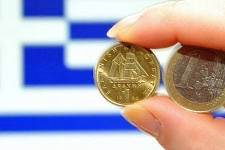 
	Euros em frente &agrave; bandeira grega: Ministro das Finan&ccedil;as solicita formalmente um empr&eacute;stimo de tr&ecirc;s anos em troca de um &quot;pacote de reformas e medidas&quot;
 (©AFP / Philippe Huguen)