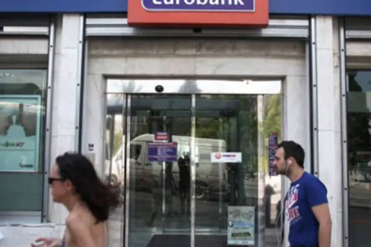 Eurobank, na Grécia: fundo da União Europeia foi criado em maio pelos 16 países da zona do euro (Angelos Tzortzinis/AFP)