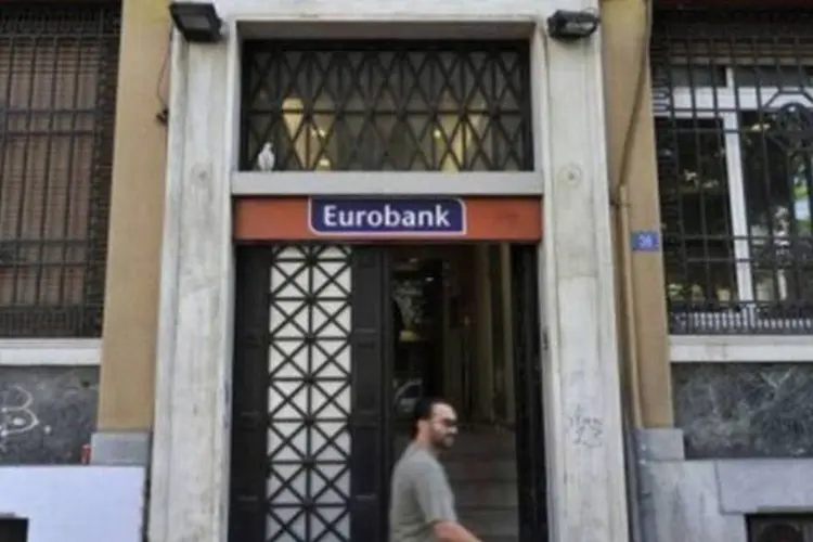 A fusão ocorre em um período desafiador para os bancos da Grécia, que estão enfrentando uma grave escassez de liquidez, altas nos níveis de empréstimos non-performing (Louisa Gouliamaki/AFP)