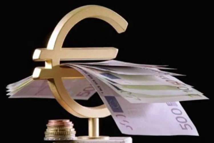 Estátua do euro segura notas de euro: o ministro repetiu ainda que a Itália não planeja pedir um resgate "porque não precisa" (©AFP / Martti Kainulainen)