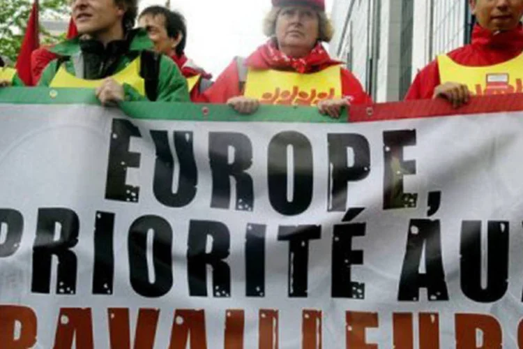 Manifestação em Paris contra o desemprego na Europa:  Empresas dos países que utilizam o euro estão chegando ao limite de sua capacidade de manter os postos de trabalho (Dominique Faget/AFP)
