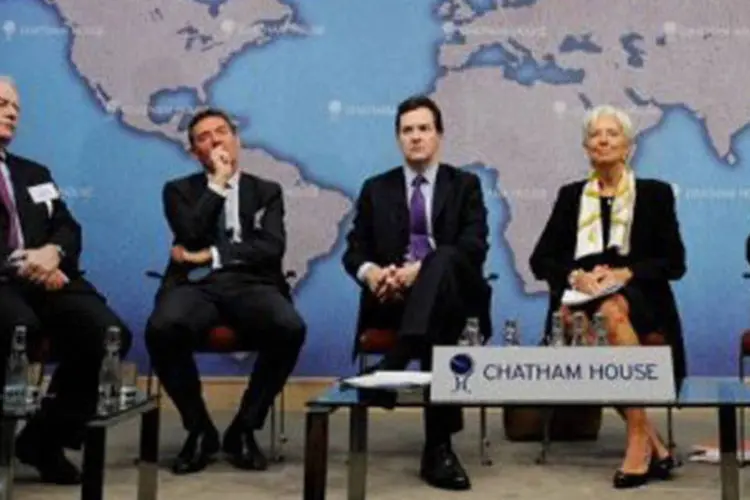George Osborne (centro), ministro britânico de Economia, em encontro com Christine Lagarde e dirigentes de bancos
 (Facundo Arrizabalaga/AFP)