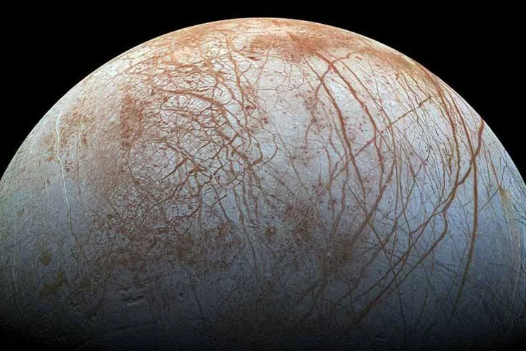 Europa: uma das luas de Júpiter poderá ser explorada em breve (NASA/JPL-Caltech/SETI Institute/Reprodução)