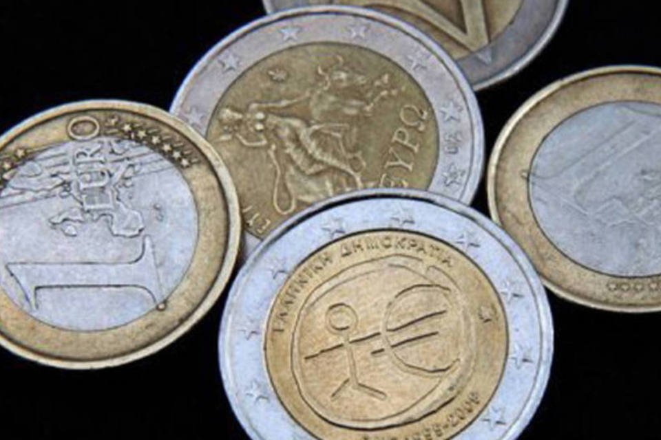 Euro recua à espera de decisão de tribunal alemão